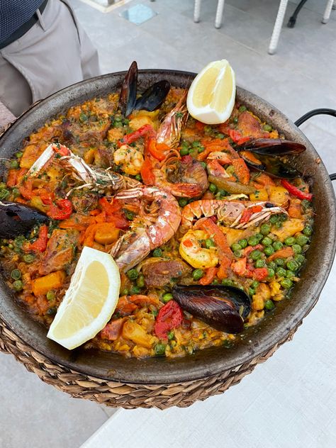 Spain Food Traditional Spanish Dishes, Paella Aesthetic, Barcelona Paella, Euro Winter, Traditional Spanish Dishes, Folio Ideas, Spanish Tapas Recipes, Art Folio, Europe 2024