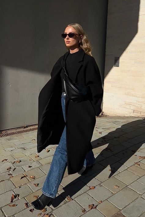 Versitle long black coat outfit ideas that will take your style to the next level. Schwarzer Mantel Outfit, Long Black Coat Outfit, Dark Blue Jeans Outfit, Hm Jeans, Coat Outfit Ideas, Black Coat Outfit, Blue Jean Outfits, Long Black Coat, Coat Outfit