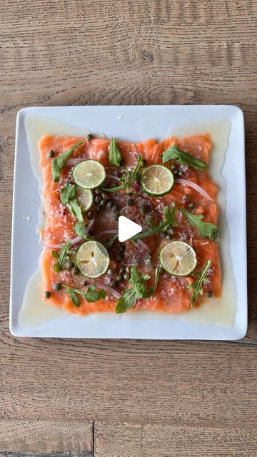 CELINA GARZA  | RECETAS DELICIOSAS on Instagram: "Éste carpaccio de salmón está espectacular! 🤩🤩Lo más sencillo de preparar y siempre todo a la mano 🥳 les recomiendo rebanen las lajas cuando aún esté congelado el salmón. Esta receta la pueden usar perfecto con betabel, champiñones o carpaccio de lo que les guste! De qué más lo han preparado? Ah! Alcachofa y atún también 😀😀😀  Carpaccio de Salmón  Ingredientes:  200 gr salmón fresco 1/4 cebolla morada en pluma muy delgada 3 cucharadas de alcaparras Queso parmesano en lajas o rallado Mayonesa japonesa, opcional Arúgula Vinagreta : 2 cucharadas del líquido de las alcaparras 1 cucharada de salsa de soya, opcional 1/2 cucharadita de mostaza de Dijon 1 cucharadita de rabo de cebolla 2 cucharadas de jugo de limón 3 cucharadas de aceite de ol Salmon Carpaccio, Salmon Sashimi, Dijon, On Instagram