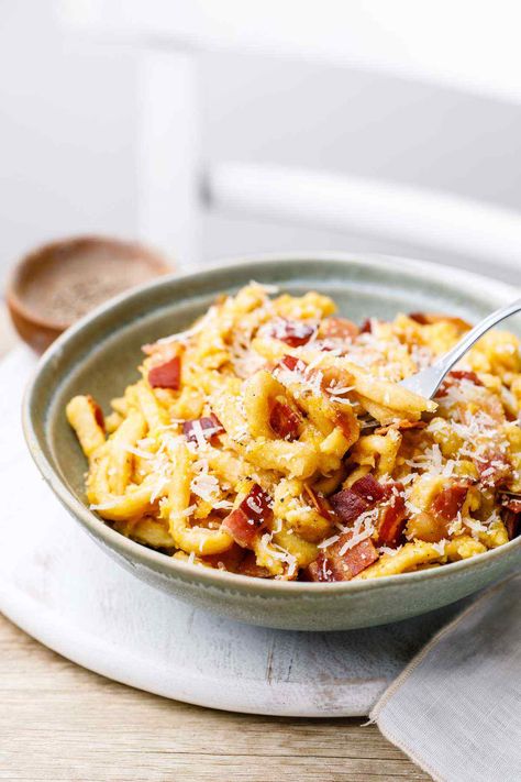 Creamy Keto Pasta Carbonara with Low Carb Homemade Pasta - Keto Pots Homemade Pasta Noodles, Mason Jar Breakfast, Keto Pasta, No Carbs, Homemade Pasta Recipe, Blue Cheese Sauce, Yummy Meals, Pasta Carbonara, Veggie Noodles