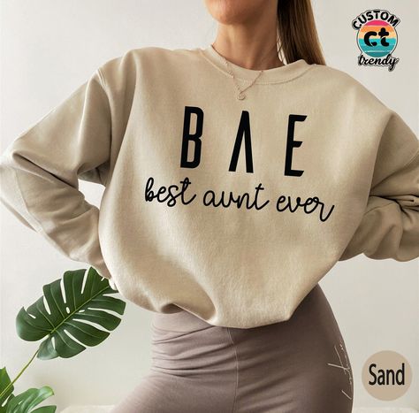 You Are Going To Be An Aunt Announcement, Auntie Sweatshirt With Names, Tshirt Design Ideas Cricut, Auntie T Shirts, Aunt Sweatshirt Ideas, Aunt To Be Announcement, Cool Aunt Shirts, Auntie Announcement Pregnancy, Aunt Announcement Pregnancy