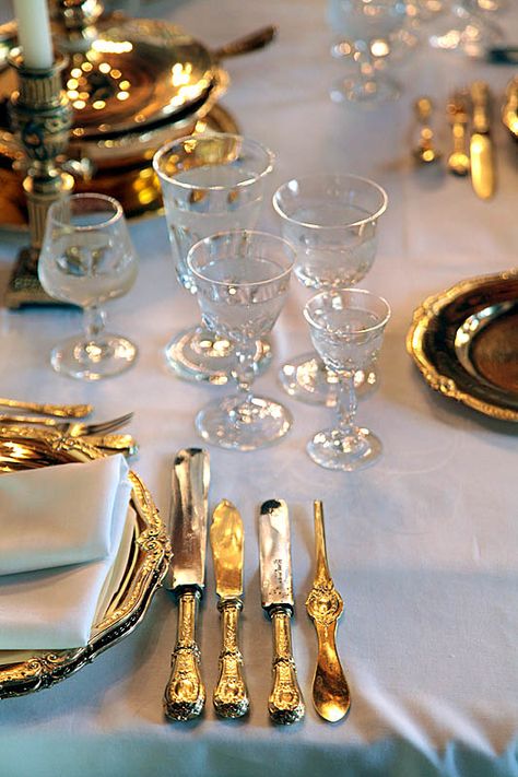 Royal Table Setting, Royal Dinner, Table Setting Etiquette, Royal Table, Royal Diamond, Gingham Napkins, Luxury Table, Formal Dining Tables, Elegant Table Settings