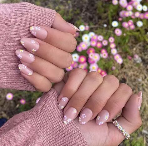 Nails With Flowers On Them, July Birthday Nails, Nails Inspiration Flowers, Gel Flower Nail Designs, Little Flower Nails, Flower Tip Nails, May Birthday Nails, Nails Design Flowers, Nail Art Designs Flowers