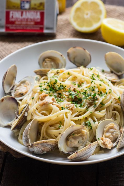 Easy + Awesome Recipe: Linguini alla Vongole or Linguini with Clams (Video!). Only a few simple pantry ingredients needed | ColeyCooks.com Maldives Food, Pasta With Clam Sauce, Pasta With Clams, Clam Sauce Recipe, Company Recipes, Clam Sauce Linguine, Clam Pasta, Bacon Roll, Chicory Recipe