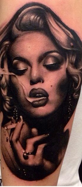 Marilyn Monroe Tattoo Traditional Chicano Tattoos, Monroe Tattoo, Marilyn Monroe Tattoo, Art Chicano, Chicanas Tattoo, Master Tattoo, Badass Girl, Chicano Tattoos, Geniale Tattoos