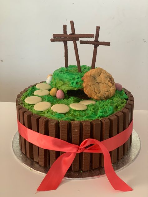 A cake made to look like an Easter garden Kit Kat Easter Cake, Chocolate Kitkat Cake, Resurrection Garden, Kitkat Cake, Garden Cake, Garden Cakes, Butter Icing, Easter Garden, Easter Cake