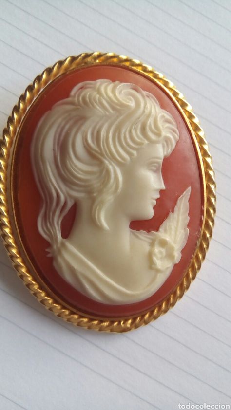 Camafeo broche vintage de pasta no concha tallada 5,5 cm x 4 cm Cement Crafts, Cameo Jewelry, Images Vintage, Vintage Cameo, Cameo Pendant, Gothic Jewelry, Pendant Design, Dainty Jewelry, Vintage Images