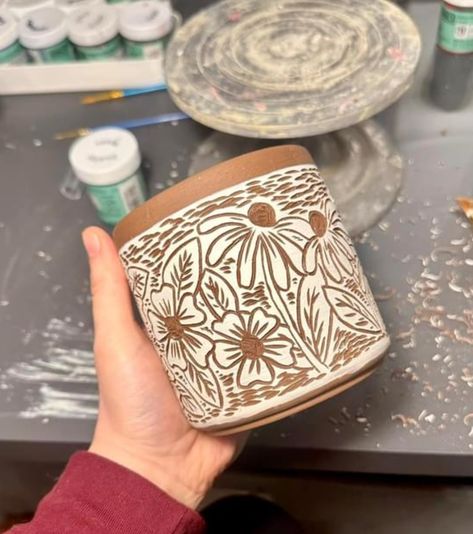 Scraffito Mug, Test Tiles Pottery, Scrafito Designs, Flower Sgraffito, Sgrafitto Designs, Pottery Underglaze Ideas, Scrafito Pottery, Scraffito Designs Simple, Pottery Scraffito