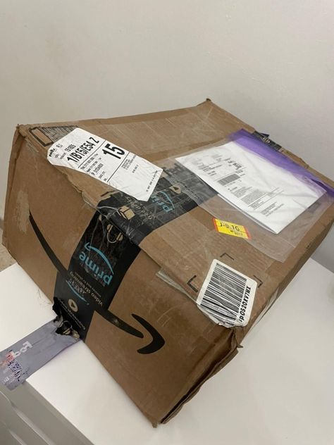 Amazon colis arriv(Amazon package 📦) Amazon Package Aesthetic, Amazon Packages Aesthetic, Amazon Parcel Snap, Amazon Package, Daily Aesthetic, Drops Of Jupiter, Rose Flower Photos, Music Cover Photos, Amazon Box