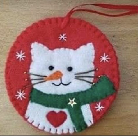 Diy Felt Christmas Ornaments, Baby Mobil, Felt Crafts Christmas, Christmas Felt, Felt Christmas Decorations, Felt Cat, Felt Decorations, Felt Christmas Ornaments, Cat Ornament