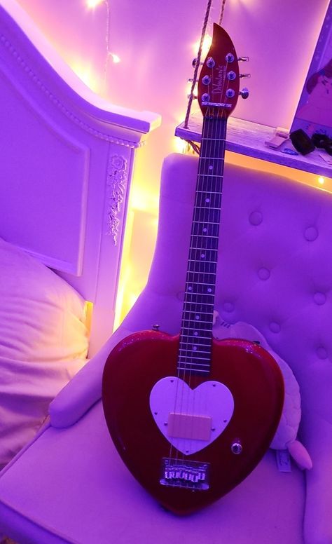 guitar collector heart-shaped red romantic Heart Shaped Electric Guitar, Heart Shaped Guitar, Heart Guitar, Star Guitar, Pink Guitar, Red Guitar, Fame Dr, Gorgeous Eyes, Music Memes