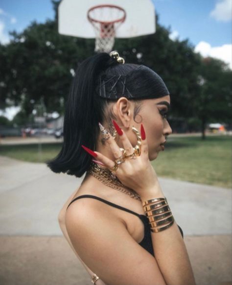 Hood Photoshoot Ideas, 90s Aethstetic, Y2k Black Women Outfits, 2000s Aesthetic Black People, Chola Jewelry, Freaknik Photoshoot, 90s Hair Aesthetic, Hoochiemama Aesthetic, Chicana Photo Shoot