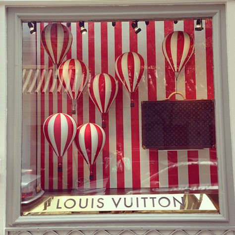 I adore this louis vuitton window display Visual Merchandising Displays, Store Window Displays, Window Display Design, Retail Windows, Lv Bags, Shop Front Design, Merchandising Displays, Shop Window Displays, Hot Air Balloons