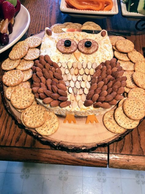 Owl cheeseball Woodland Party Food Appetizers, Woodland Charcuterie Board, Woodland Party Food, Forest Baby Shower Ideas, Owl Food, Woodland Baby Shower Food, Party Food Themes, Forest Baby Showers, Fall Snacks