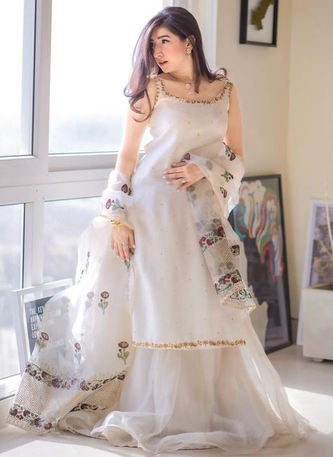 Nikkah Party, White Dress Design, Stylish Short Dresses, Pakistani Fancy Dresses, Pakistani Fashion Party Wear, Beautiful Pakistani Dresses, Salwar Kamiz, Dress Design Patterns, Dress Unique