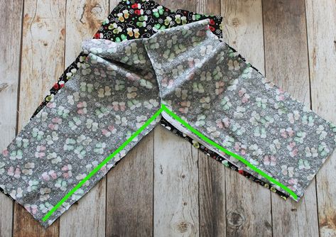 pajama pants pattern Toddler Pajamas Pattern, Pajama Pants Pattern Free, Kids Pajamas Pattern, Easy Kids Sewing Projects, Kids Pants Pattern, Pajama Pants Pattern, Fleece Sewing Projects, Pants Pattern Free, Girls Pajama Pants