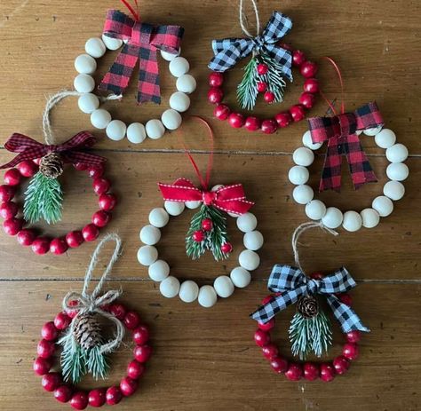 Diy Red And White Christmas Ornaments, Children Christmas Crafts Easy, Wooden Bead Christmas Crafts, Diy Christmas Ornaments For Adults, Crafts Kids Can Make And Sell, Winter Crafts To Sell, Easy Christmas Ornaments Diy, Easy Christmas Diy Crafts, Wood Bead Crafts