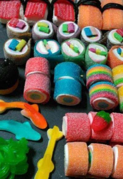 Gummy Sushi, Sweet Sushi, Candy Sushi, Dessert Sushi, Sushi Party, Sleepover Food, Junk Food Snacks, Grilled Peaches, Sour Candy