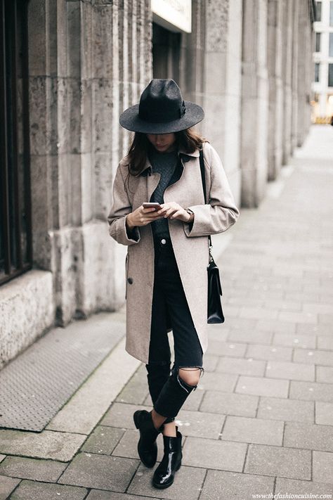 COCOON COAT & CHELSEA BOOTS The Fashion Cuisine waysify Fedora Outfit, Rain Outfit, Jeans Street Style, Boating Outfit, Cocoon Coat, Cute Fall Outfits, Business Outfit, Coat Outfits, Outfits With Hats