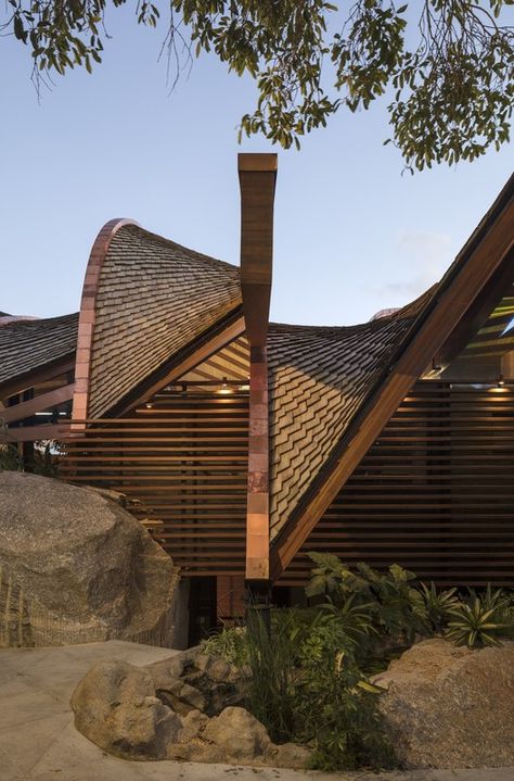 Gallery of Wave House / Mareines Arquitetura - 1 Organic Building, Pier House, Timber Roof, Tropical Architecture, Timber Structure, Beach Shack, Roof Types, Roof Design, Sea Level