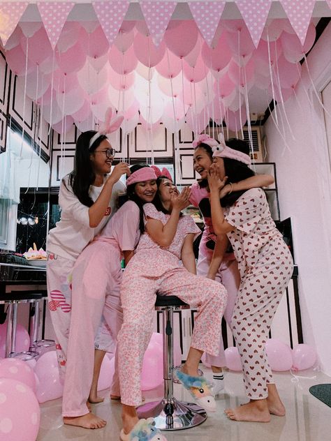 18th Birthday Pajama Party Ideas, Pajama Party Outfit Aesthetic, Pink Pjs Party, Grown Up Slumber Party Ideas, Hotel Pajama Party, 2000s Pajama Party, All Pink Slumber Party, Pink Pajama Birthday Party, Pjamamas Party Outfit