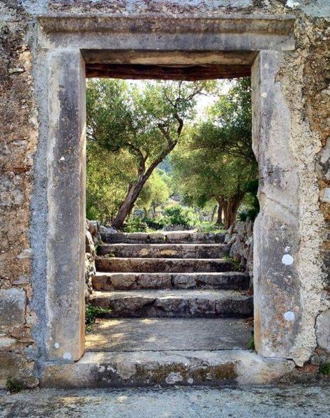 Mensajes Cres Croatia, Framing A Basement, Stone Doorway, Balkon Decor, Stone Walls, Window View, Old Doors, Old Stone, Unique Doors