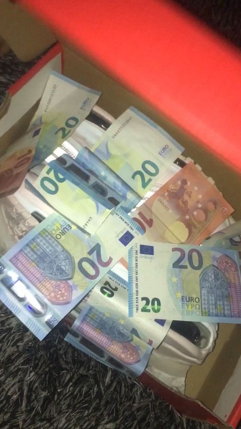 Pin :ktrbinks213 MES Baskets 🥰🥵🌟 [Vidéo] en 2022 | Gainage, Billet de banque, Acné Snap Billet Euro, Money Euro Video, Snap Argent, Czech Money, Money Videos Cash In Hand, Fake Love Images, Money Euro, Breakfast Smoothie Bowl, Love Birthday Quotes