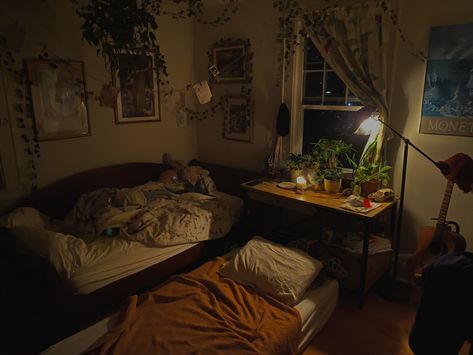 Boyfriends Room Aesthetic, Comfy Pics Aesthetic, Dorm Sleepover Aesthetic, Dark Oak Room Aesthetic, Sleepover Room Aesthetic, Vintage Dorm Aesthetic, Cozy Vintage Bedroom Aesthetic, Cabincore Bedroom, Room Inspo Fall