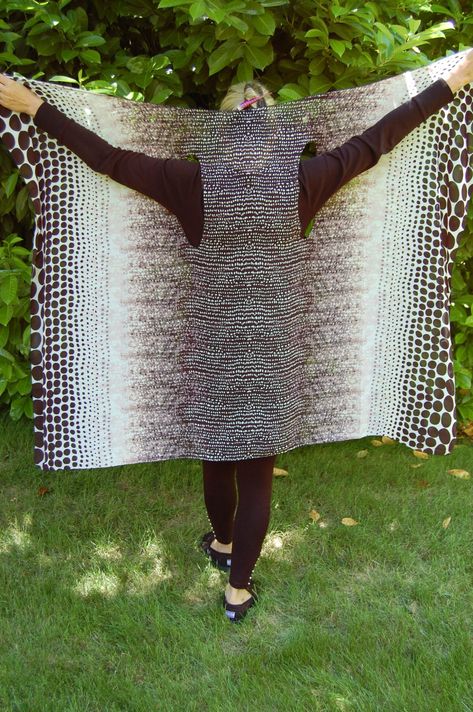 Diy Poncho, Poncho Shawl, Diy Sewing Pattern, Refashion Clothes, Clothing Hacks, Skirt Pattern, Sewing Techniques, Upcycle Clothes, Sewing Clothes