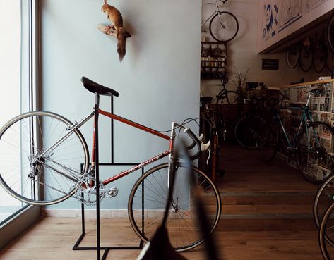 This Minimal Bike Stand Lets You Store Your Bike Indoors or Outdoors in Style - Core77 Minimalist Bike, Bike Storage Apartment, Bicycle Storage, Bike Stand, Bike Storage, Bike Gear, Bar Top, Stand Design, Bike Shop