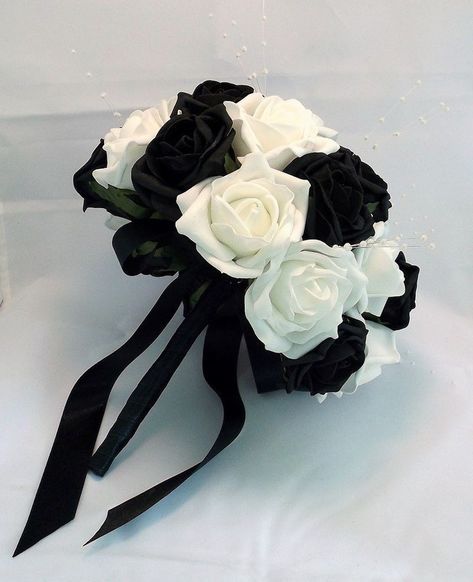 Silver Wedding Flowers, Black Flowers Bouquet, Black And Silver Wedding, Black Rose Bouquet, Origami Bouquet, Dark Wedding Theme, Black Bouquet, Black And White Wedding Theme, Black Wedding Gowns