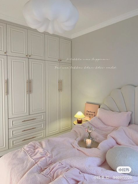 Pink Simple Bedroom, Pink And White Modern Bedroom, Bedroom Aesthetic Minimalist Pink, Minimalist Bedroom Pink And White, Light Pink And White Room, Baby Pink Room, Baby Pink Bedroom, Facial Room Ideas, It Girl Bedroom