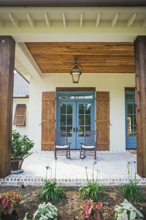 Modern Farmhouse Exterior Design, Brick Archway, Lantern Vintage, Farmhouse Lantern, Traditional Porch, Farmhouse Exterior Design, Exterior Design Ideas, Rancho Mirage, Vintage Outdoor