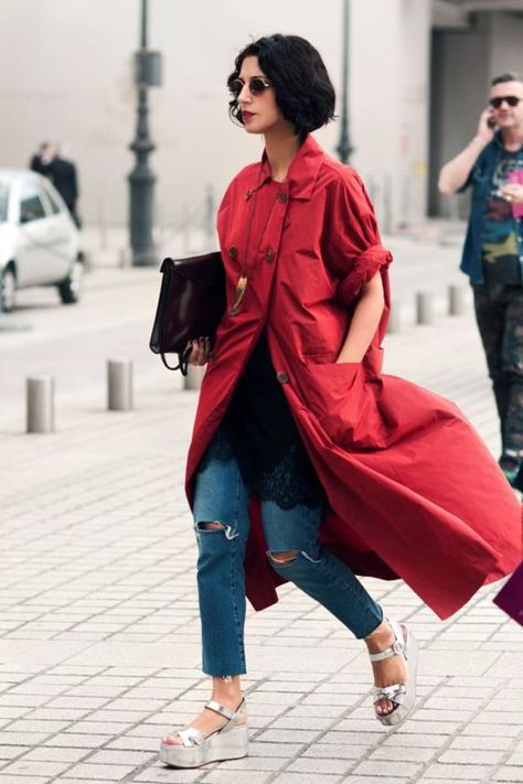 Yasmin Sewell's quirky style Woman In Red, Walking Down The Street, Diana Penty, Sonam Kapoor, Women Street, Blair Waldorf, Olivia Palermo, Red Coat, Fashion Business