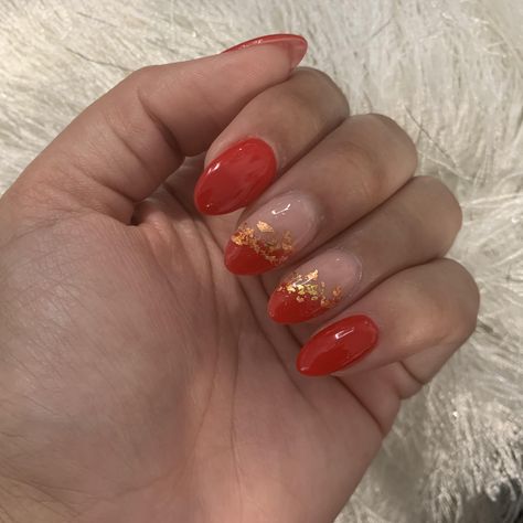 Red And Gold Foil Nails, Red Nails With Gold Foil, Red Dip Nails, Red Nails With Gold, Red And Gold Nails, Nails With Gold, Gold Nail Designs, Hacks Beauty, Diy Nails At Home