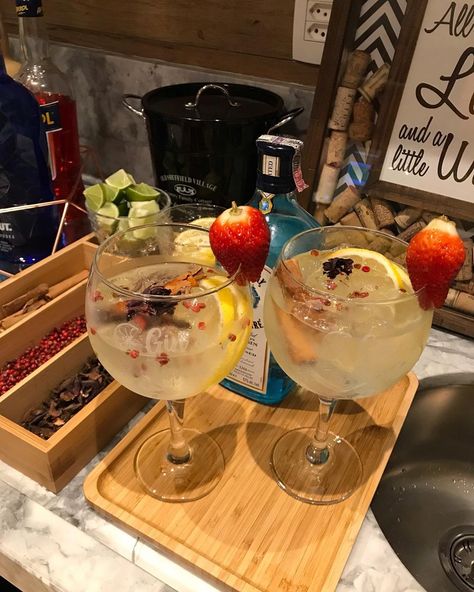 Vanessa Souza ♥️ NOSSO APT. no Instagram: “O que você está fazendo nesse sábado??! Vamos fazer um drink com Gin??! 😍🍹 . ♥️ Gelo / 1 dose de Gin / 2 rodelas de limão siciliano / 1/2…” Healthy Munchies, Gin Recipes, Gin Drinks, Brunch Drinks, Absolut Vodka, Pretty Drinks, October 5, Gin Tonic, Food Platters