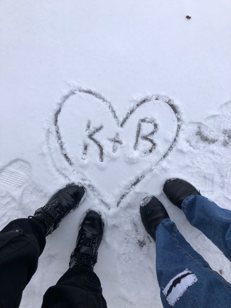 Couple Poses Snow, Couple Snow Pictures Aesthetic, Snowy Couple Pictures, Winter Couple Photoshoot, Winter Selfie, Winter Photoshoot, Beautiful Dresses Short, Couples Photos, Couple Poses