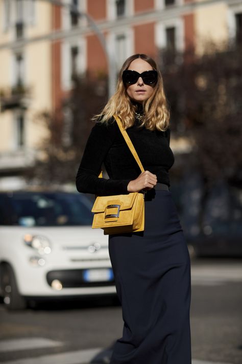 Yellow Bag Outfit, Milan Fashion Week Street Style, Street Style Spring, Bag Outfit, Yellow Handbag, Style Inspiration Winter, Street Style Winter, Spring Street Style, Style Spring