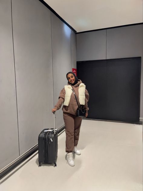 Airport Outfit Modest, Muslim Airport Outfit, Hijab Airport Outfit, Modest Airport Outfit, Hijabi Airport Outfit, Airport Outfit Hijab, Outfit Ideas Hijab, Comfy Airport Outfit, Airport Fit