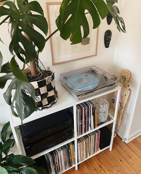 Bedroom Speakers Setup, Minimalist Vinyl Setup, Vinyl Corner Bedroom, Music Apartment Decor, Vinyl Setup Aesthetic, Vinyl Shelf Aesthetic, Record Set Up, Vinyl Set Up, Record Player Setup Bedroom