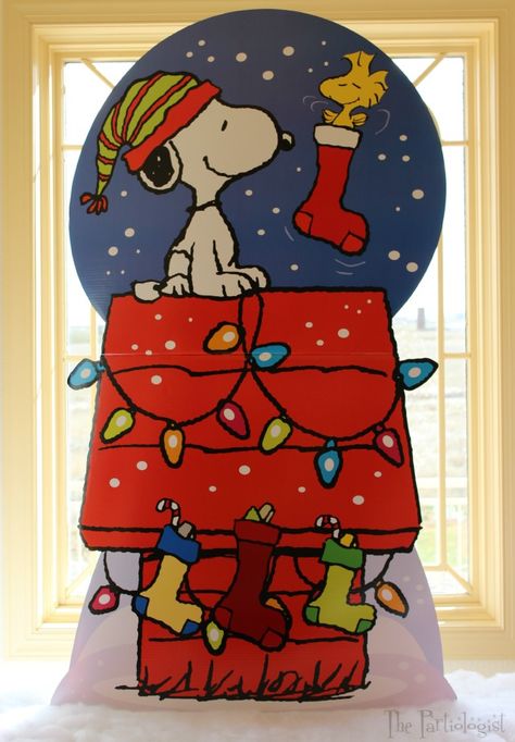 Charlie Brown Christmas Decorations, Christmas Cubicle, Xmas Backdrop, Holiday Door Decorations, Christmas Door Decorating Contest, Christmas Classroom Door, Door Decorating Contest, Christmas Yard Art, Door Decorating