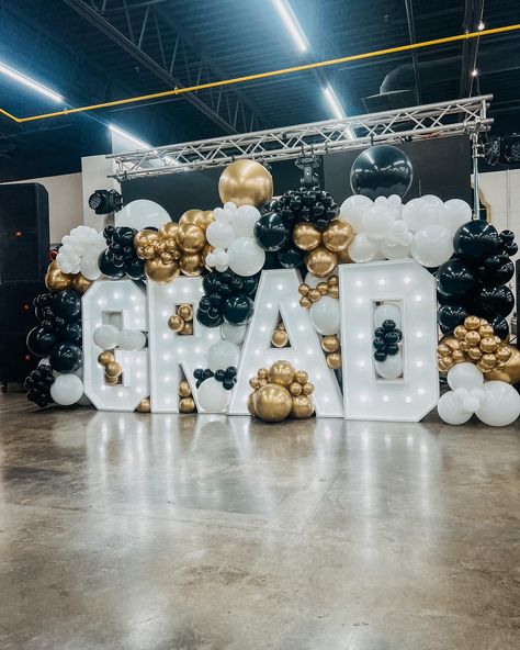 Congrats GRADS 🎓 #graduation #balloondecor #marqueeletters #graduacion #balloongarland #eventplanner #eventdesign # High School Graduation Balloon Arch, High School Graduation Balloon Garland, Prom Send Off Balloons, Senior Night Balloons High Schools, Balloon Arch Senior Night, Graduation Balloon Decorations, Grad Balloon Mosaic, Graduation Balloon Arch, Outdoor Graduation