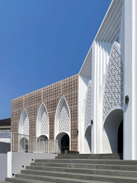 Gallery of Al-Muttaqin Grand Mosque / Andyrahman Architect - 1 Contemporary Mosque, Mosque Design Islamic Architecture, Church Building Design, Unique Bedroom Design, College Architecture, Mosque Design, Arsitektur Masjid, Rice Field, Mosque Architecture