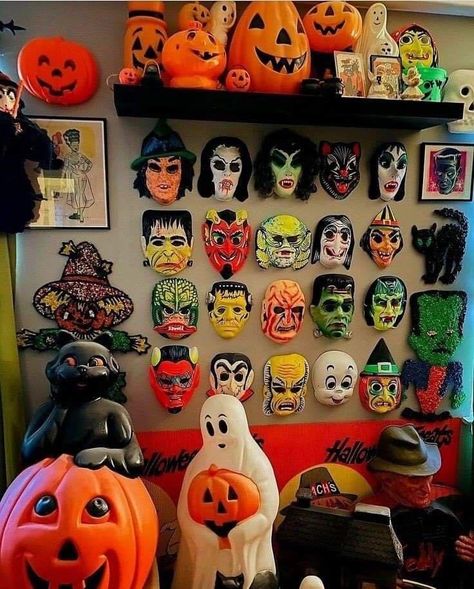 Halloween Etsy Ideas, Vintage Decor Pieces, Vintage Halloween Party Ideas, Vintage Halloween Room, 90s Halloween Decor, Halloween Decorations 2023, Vintage Halloween Decorations Indoor, Vintage Halloween Aesthetic Decor, 90s Halloween Decorations