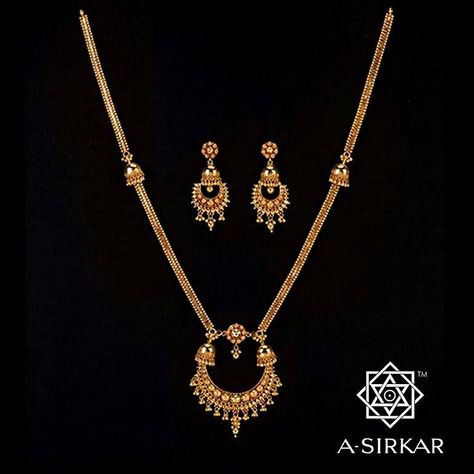 Jhumka-Chandbali Necklace:  Here's another long necklace in the form of a Sita-Har but a little less grandiose and a lot more svelte. Weighing in at less than three tolas, the ornament literally wears its elegance with a feather-light touch. Designed and hand wrought, in copper-tinted 22K gold, with deep consideration, care and regard for the individuality of Indian ornament styles, this fine jewel is a splendid example of innovation. Sita Har Gold Design, Chandbali Necklace, New Gold Jewellery Designs, Gold Jewellry, Fancy Jewelry Necklace, Antique Jewellery Designs, Gold Jewelry Simple Necklace, Beautiful Gold Necklaces, Gold Necklace Indian Bridal Jewelry