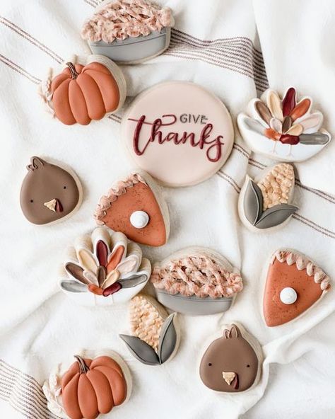 Bouge Cookie Co on Instagram: "So excited for you all to get your Thanksgiving cookie cakes! Having questions come in so just wanted to make a permanent place for the details: Ordering is Monday the 14th @ 10am. (Please check my stories this weekend for details how to order! Ordering will be through my email, not here on Instagram) Pick up will be in the afternoon on Wednesday before Thanksgiving (unless you need a different time!) I only have the two options this year - cookie cakes decorated w Thanksgiving Turkey Sugar Cookies Decorated, Thanksgiving Decorative Cookies, Thanksgiving Royal Icing Cookies Easy, Thanksgiving Cookies Decorated Ideas, Autumn Sugar Cookies, Thanksgiving Decorated Sugar Cookies, Turkey Cookies Decorated, Thanksgiving Sugar Cookies Decorated, Cookie Cakes Decorated