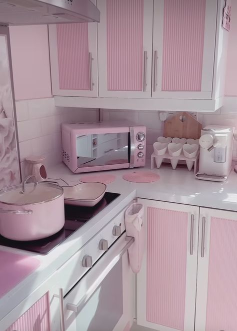 Pink Airfryer, Blue Walls In Kitchen, Pink Kitchen Aesthetic, Barbie Core Aesthetic, Bunny Y2k, Pink Apartment Decor, Pink Kitchen Cabinets, Pink Kitchen Appliances, Retro Pink Kitchens