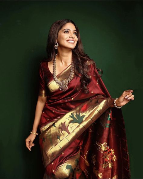 Pooja Sawant, Marathi Bride, Marathi Wedding, Engagement Pictures Poses, Indian Bridal Dress, Wedding Saree Indian, Elegant Saree, South Indian Bride, Saree Look