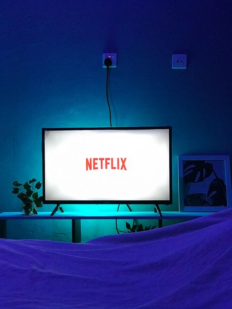 Netflix N Chill Aesthetic, Netflix Date Night Aesthetic, Soiree Netflix And Chill, Netflix And Chill Aesthetic, Watching Tv Aesthetic, Watching Aesthetic, Abc Dates, Tv At Night, Aesthetic Tv