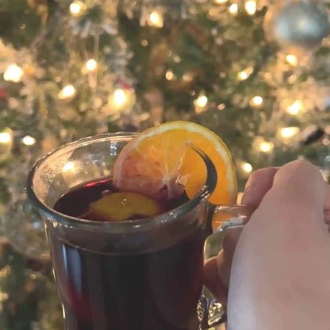 Easy to Make Non Alcoholic Christmas Mulled Wine Christmas Mulled Wine Recipe, Non Alcoholic Mulled Wine, Drink Mocktail, Christmas Mulled Wine, Mulled Wine Christmas, Non Alcoholic Red Wine, Cranberry Apple Juice, Peppermint Hot Chocolate Recipe, Mocktail Drink